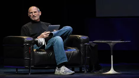 0127 steve jobs carry ipad full 600