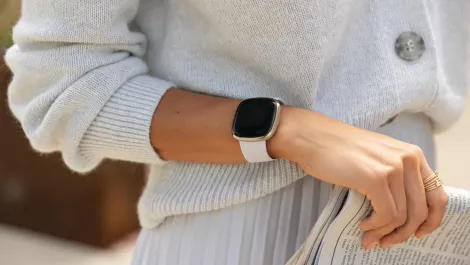Fitbit sense lifestyle street style lunar white mh 0693