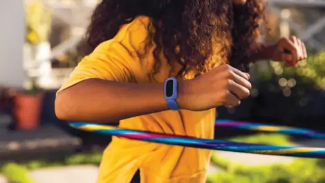 Fitbit proxima kids lifestyle cosmic blue backyard hula hoop 090(2)